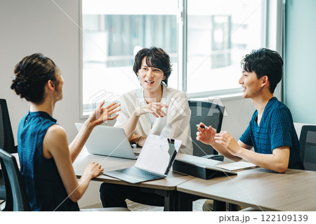 ミーティングをするIT企業の若いビジネスパーソン ミーティングをするIT企業の若いビジネスパーソン 122109139