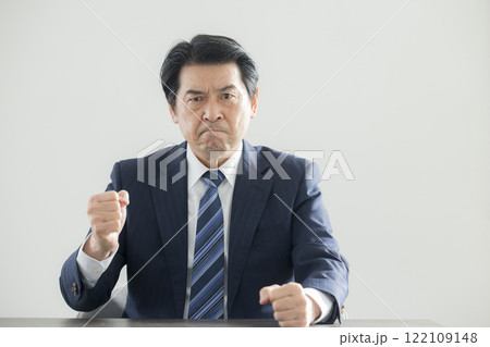 会議をするビジネスマン 122109148