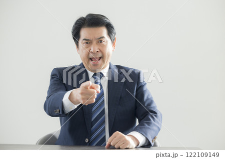 会議をするビジネスマン 122109149