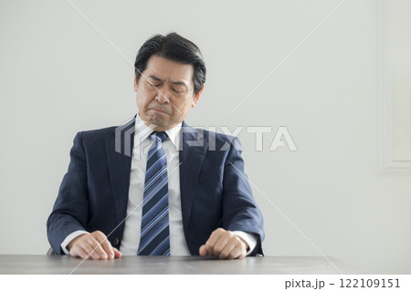 会議をするビジネスマン 122109151