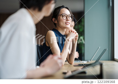 シェアオフィスで働くキャリアウーマン 122109168