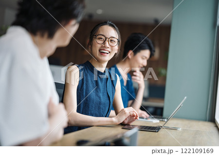 シェアオフィスで働くキャリアウーマン シェアオフィスで働くキャリアウーマン 122109169