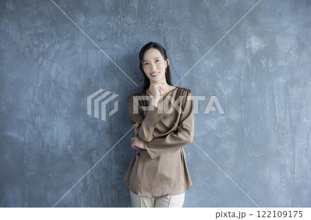 カメラ目線の若い女性 122109175