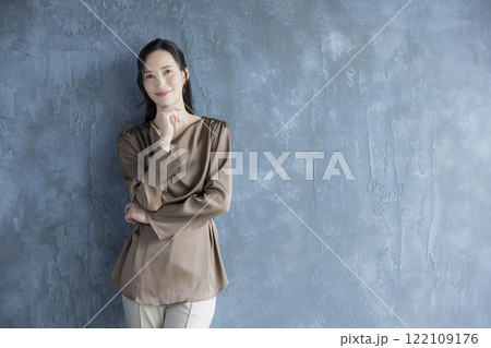 カメラ目線の若い女性 122109176