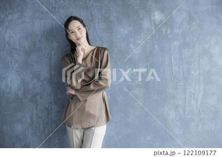 カメラ目線の若い女性 カメラ目線の若い女性 122109177