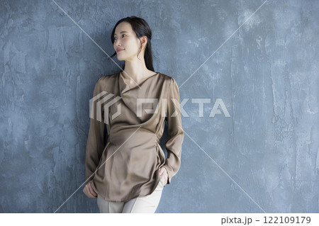 カメラ目線の若い女性 122109179