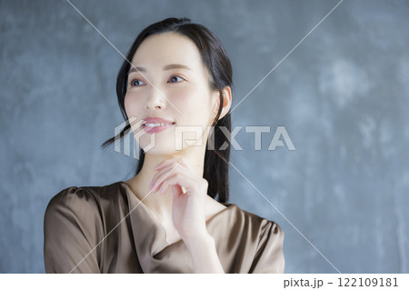 カメラ目線の若い女性 カメラ目線の若い女性 122109181