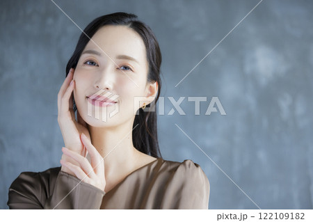 カメラ目線の若い女性 122109182
