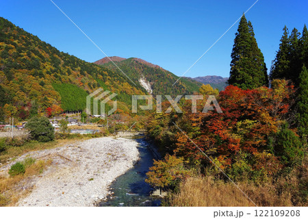 国道257号線「かおれ大橋」からの紅葉（岐阜県下呂市・馬瀬川） 122109208