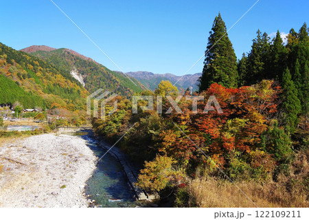 国道257号線「かおれ大橋」からの紅葉(岐阜県下呂市・馬瀬川) 国道257号線「かおれ大橋」からの紅葉(岐阜県下呂市・馬瀬川) 122109211