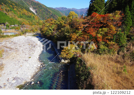国道257号線「かおれ大橋」からの紅葉(岐阜県下呂市・馬瀬川) 国道257号線「かおれ大橋」からの紅葉(岐阜県下呂市・馬瀬川) 122109212