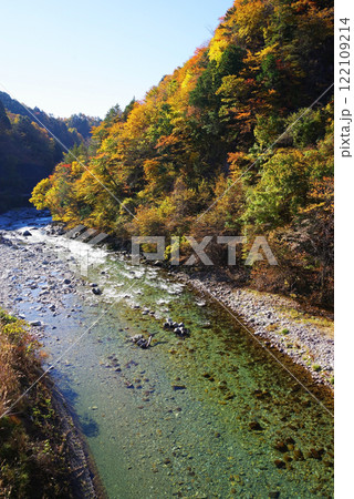 国道257号線「かおれ大橋」からの紅葉(岐阜県下呂市・馬瀬川) 国道257号線「かおれ大橋」からの紅葉(岐阜県下呂市・馬瀬川) 122109214