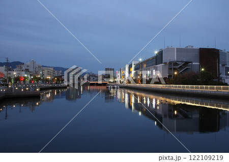 兵庫運河に映り込む橋 兵庫運河に映り込む橋 122109219