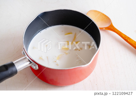 アリゴ作り 鍋に入れた牛乳と食材 アリゴ作り 鍋に入れた牛乳と食材 122109427