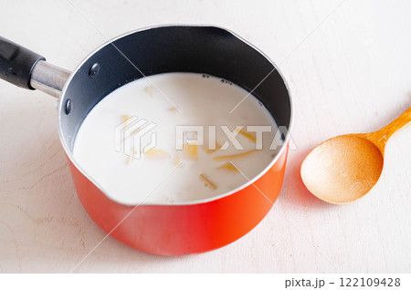 アリゴ作り 鍋に入れた牛乳と食材 アリゴ作り 鍋に入れた牛乳と食材 122109428