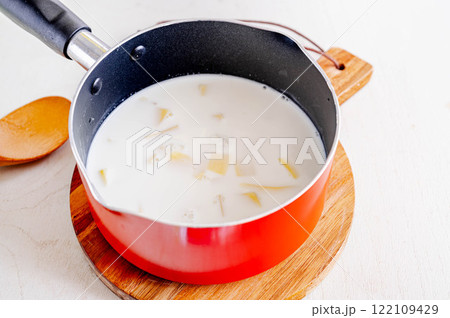 アリゴ作り 鍋に入れた牛乳と食材 アリゴ作り 鍋に入れた牛乳と食材 122109429