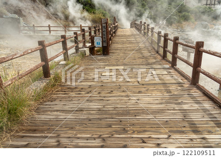 長崎県雲仙市　湯煙の立ち込める雲仙地獄の湯けむり橋 122109511