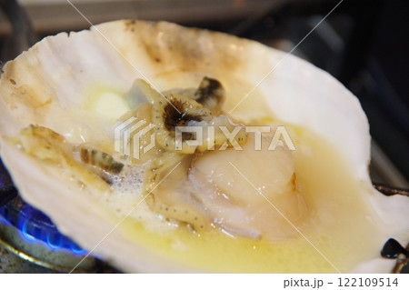 ガスコンロで焼く殻付きホタテのバター焼き ガスコンロで焼く殻付きホタテのバター焼き 122109514