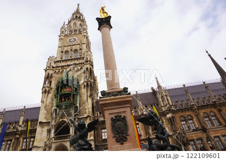 マリエン広場のシンボル「ミュンヘン新市庁舎」とマリア像 122109601