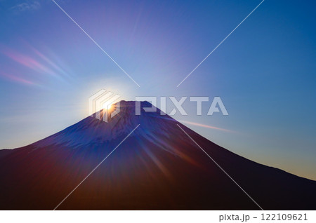 竜ヶ岳より望む早朝のダイヤモンド富士（微ズレ） 122109621