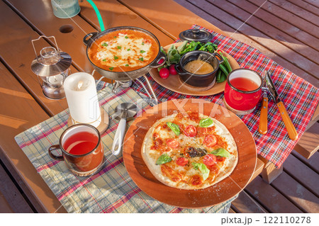 アウトドアでイタリアン　Cooking Italian food outdoors  122110278