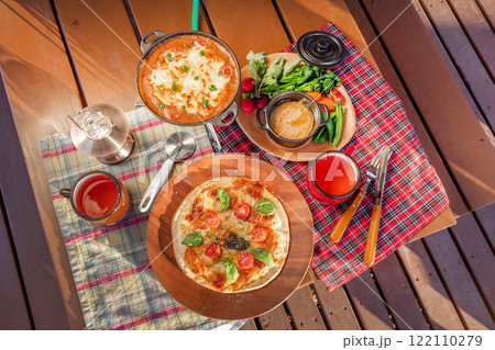 アウトドアでイタリアン　Cooking Italian food outdoors  122110279
