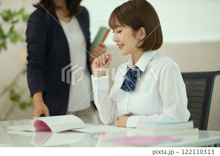 勉強を教わる女子高生と先生 122110313