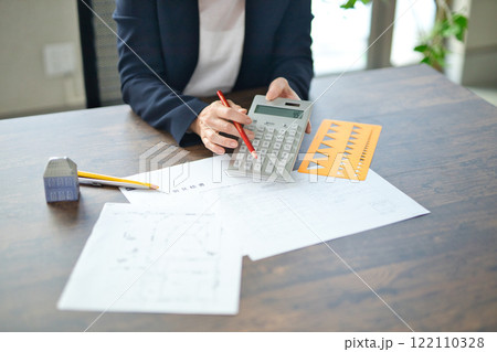 不動産契約の説明をするミドル女性の手元 122110328