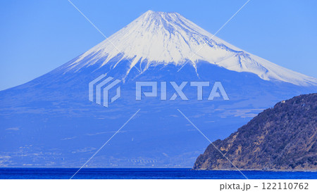 海越しの冠雪した冠雪の富士山 海越しの冠雪した冠雪の富士山 122110762