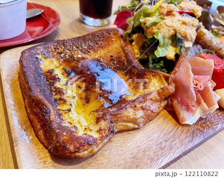 フレンチトーストとサラダのモーニングプレート 卵液たっぷりの朝食 フレンチトーストとサラダのモーニングプレート 卵液たっぷりの朝食 122110822