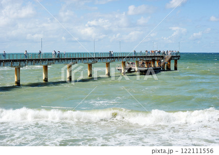 piers and breakwaters on the embankment in Zelenogradsk 122111556