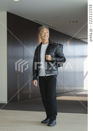 バックパックを持った笑顔の60代の男性 122111558