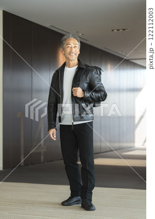 カメラ目線で笑顔の60代の男性 122112003