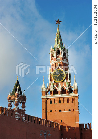 View of the Kremlin's Spasskaya Tower on Red Square in Moscow 122112004
