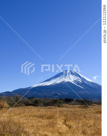 朝霧高原から見る富士山と青空の絶景 朝霧高原から見る富士山と青空の絶景 122112066