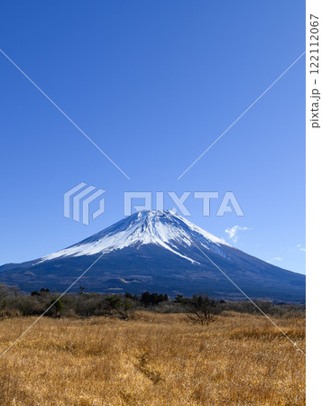 朝霧高原から見る富士山と青空の絶景 122112067