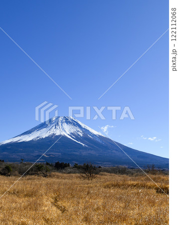 朝霧高原から見る富士山と青空の絶景 122112068