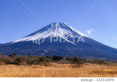 朝霧高原から見る富士山と青空の絶景 122112070