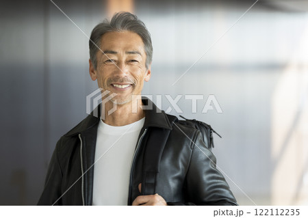 カメラ目線で笑顔の60代の男性 122112235