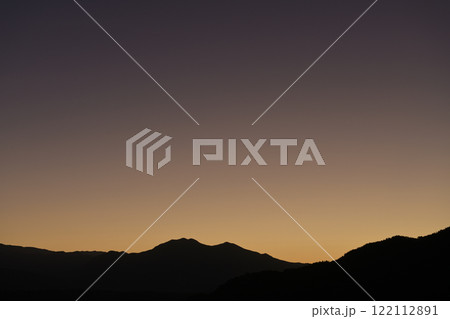 北杜市白州町から見る早朝ゴールデンアワーの茅ヶ岳 122112891