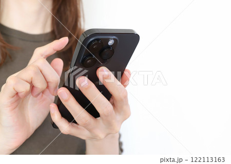 スマホ使う女性の手元 122113163