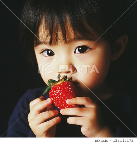 イチゴを食べる子供 122113172