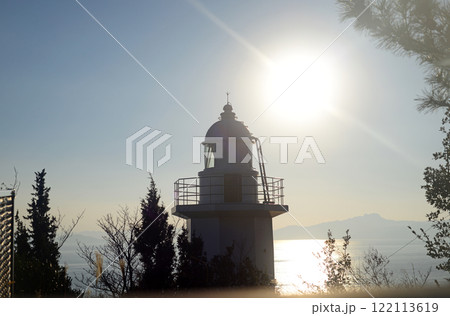 小豆島三都半島シルエットの地蔵崎灯台 122113619