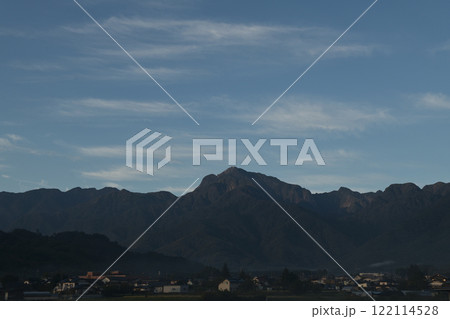 北杜市白州町、十月下旬の南アルプス甲斐駒ケ岳と麓白州の街並み 122114528