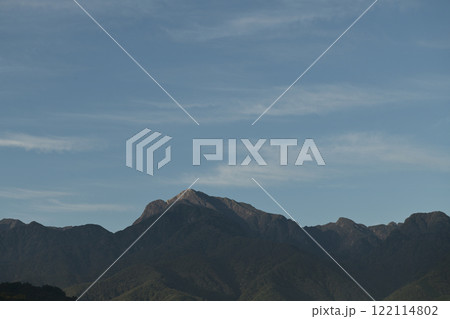 北杜市白州町、朝日が照らす南アルプス甲斐駒ケ岳 北杜市白州町、朝日が照らす南アルプス甲斐駒ケ岳 122114802
