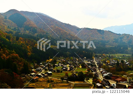 紅葉に包まれた白川郷 紅葉に包まれた白川郷 122115046