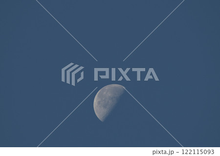 北杜市白州町、夜明けの空に残る神無月下弦前の月 122115093