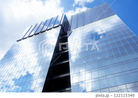 ビルの窓に映る雲 122115340