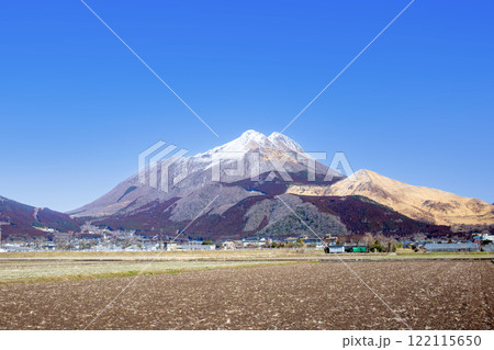 冬の湯布院 由布岳の積雪と青空 冬の湯布院 由布岳の積雪と青空 122115650