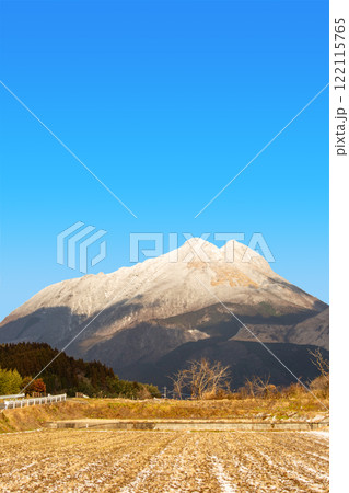 冬の湯布院 由布岳の積雪と青空 冬の湯布院 由布岳の積雪と青空 122115765